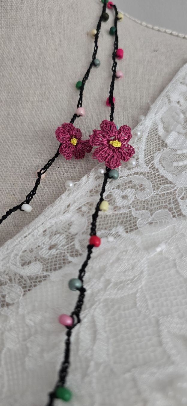 Catenine: Wunderschöne Blumen Halskette, Handgemacht, 150cm – Nuovo e nell'imballaggio originale da Zürich venduto da Idoly_Studio. 1