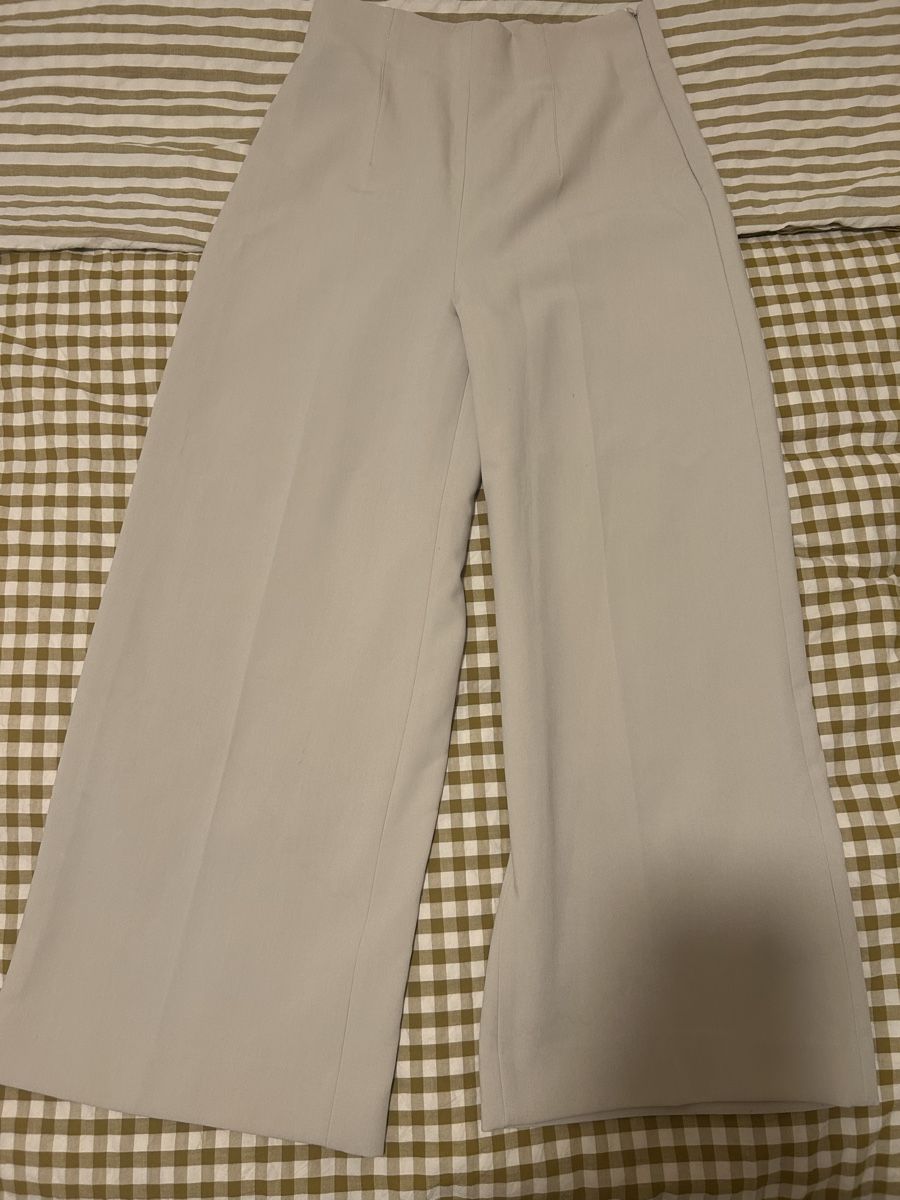 Zara Pantaloni: Zara cream pants  – Usato da Lausanne venduto da yaz_gkb6