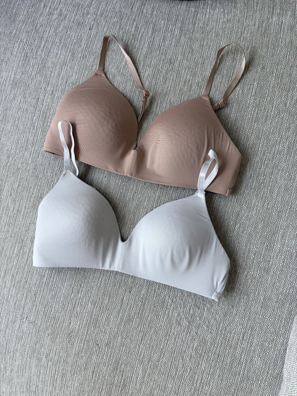 H&M Altra biancheria intima: 2 H&M classic bras B75 (white + beige) – Nuovo (secondo la descrizione) da Genève venduto da fat_5zzp