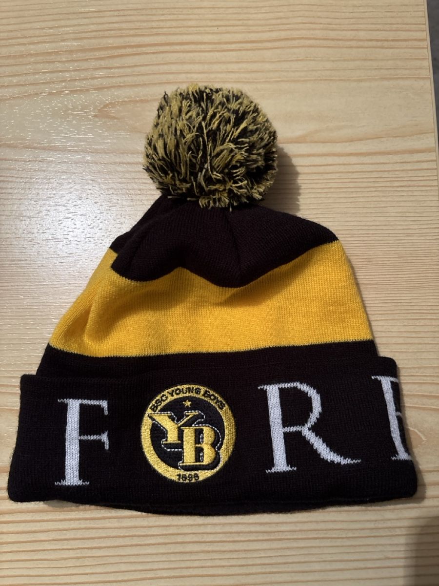Autres vêtements garçon: YB Mütze mit Pompon – D'occasion à Unterentfelden par Lavach