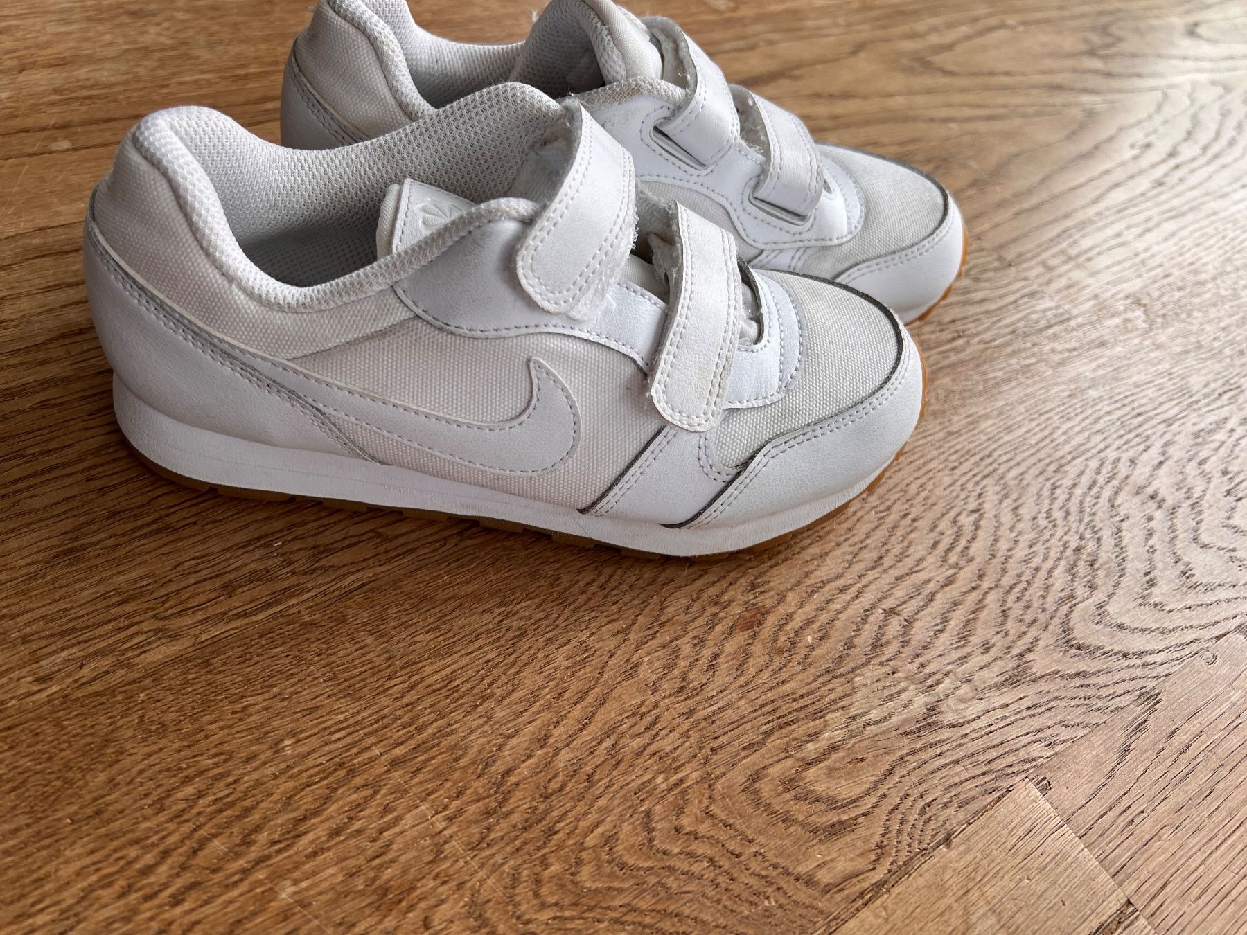Nike Scarpe da uomo: Baskets blanches Nike enfant, fermeture scratch, taille 3... – Usato da Brügg BE venduto da jenny2007