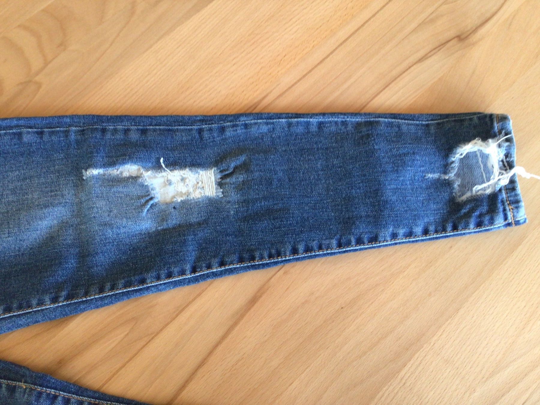 Hosen: Coole Jeans mit Pins verziert, Gr. 140 – Gebraucht aus Schinznach Dorf von Balz1968 2