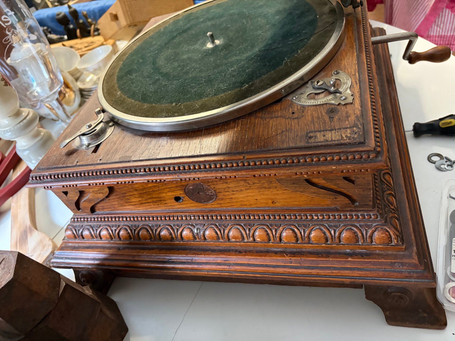 Tourne-disques: Grammophon mit 31 Platten und 4 Pkg. Nadeln – Défectueux à Mollis par Hg 6