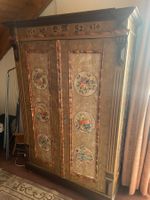 Schöner bunter antiker Bauernschrank