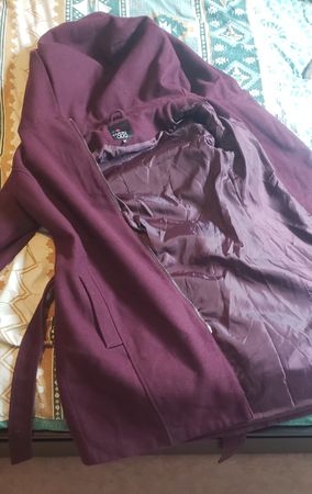 Manteau bordeaux à capuche avec ceinture - Taille XS