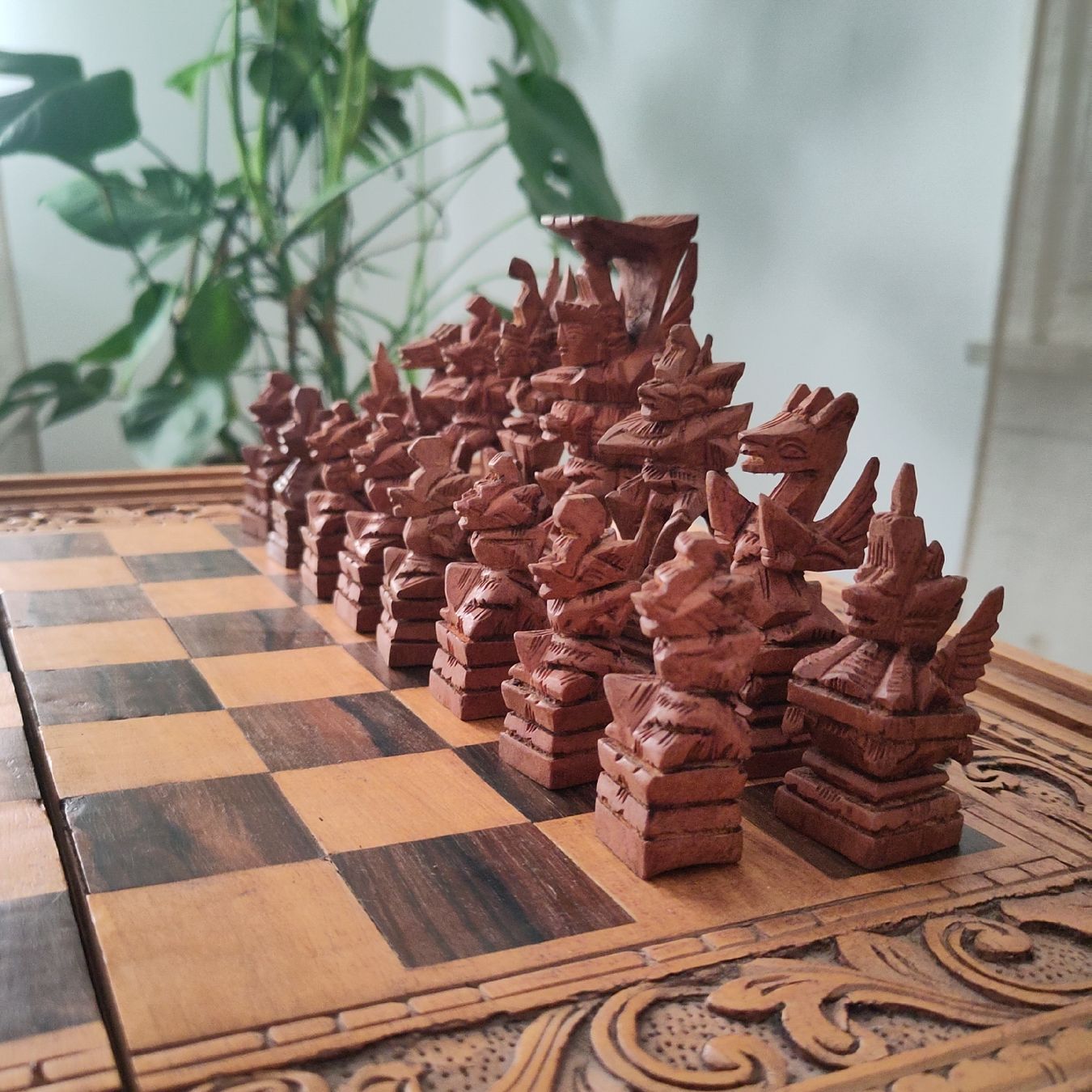 Giochi: Handgeschnitzter Spielkoffer aus Holz - Schach & Backgammon – Usato da Romanshorn venduto da SuperRetro64 2