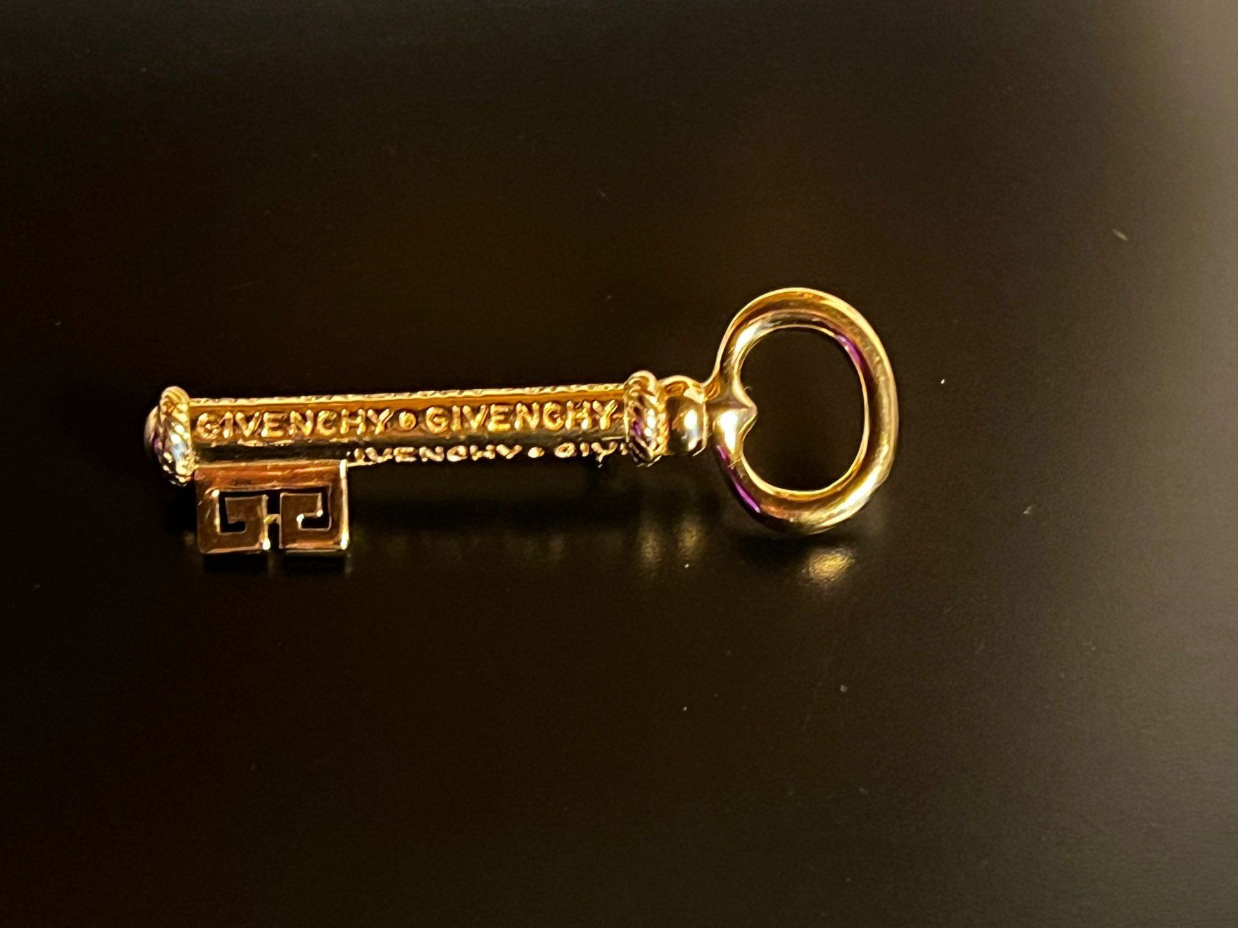 Givenchy Spille & Fermagli: Givenchy Schlüssel Brosche Goldfarben – Nuovo (secondo la descrizione) da Winterthur venduto da Dejv 1