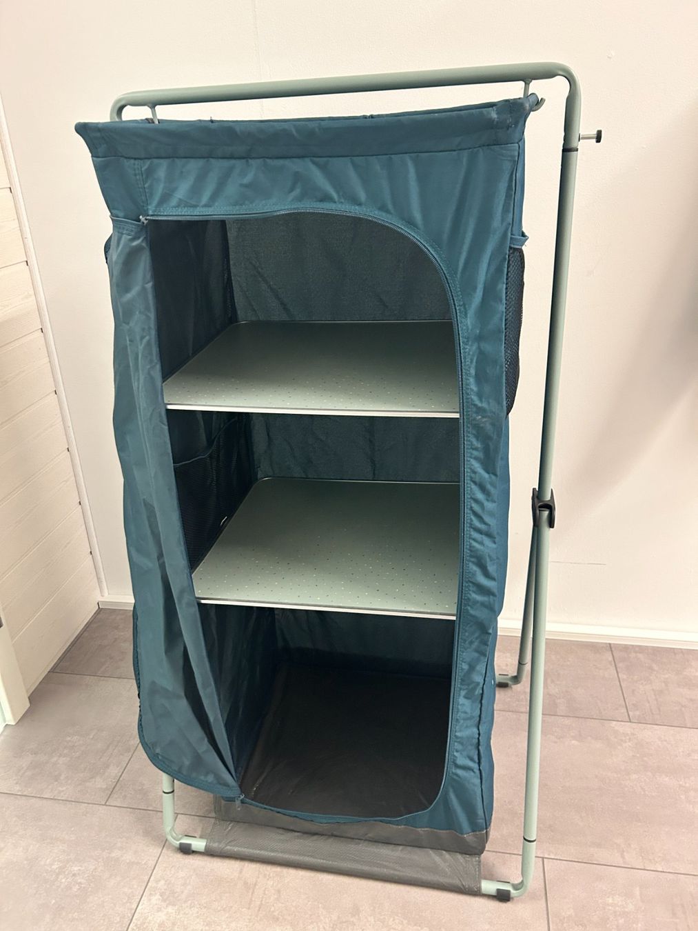 Decathlon Armadi: Campingschrank QUECHUA – Usato da Domat/Ems venduto da Sanpan