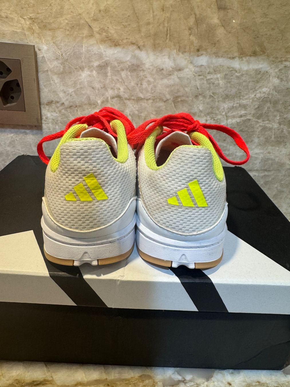 Adidas Schuhe für Jungen: Adidas crampons  T33 – Gebraucht aus Conches von chn_hgl6 2