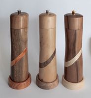 Pfeffermühle, mit dekorativer, diagonaler Holzeinlage