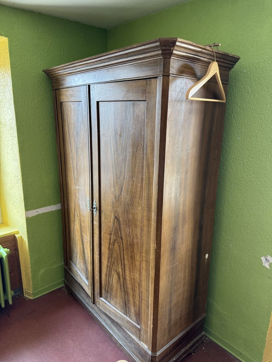 Armoires: Alter Nussbaum Schrank – D'occasion à Brunnen par ColinSch 1
