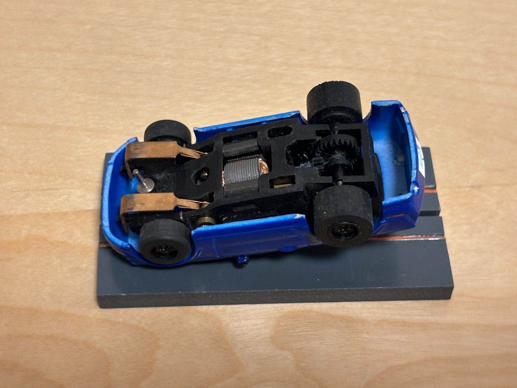 Piste: Auto World Super III Mustang blau/weiss – Usato da Bülach venduto da h0slotch 8