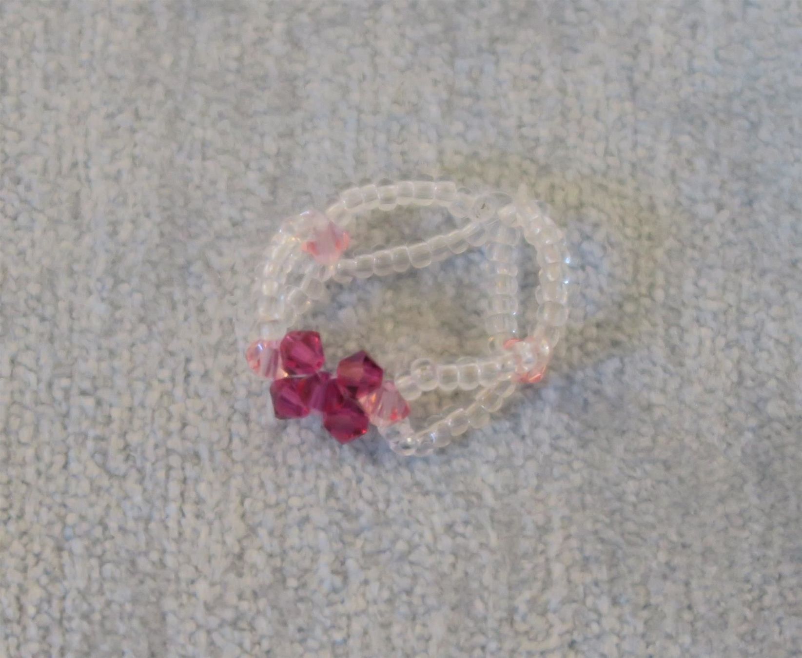 Anelli: Ring aus Glasperlen rosa/weiss – Usato da Brittnau venduto da marlenestone 2