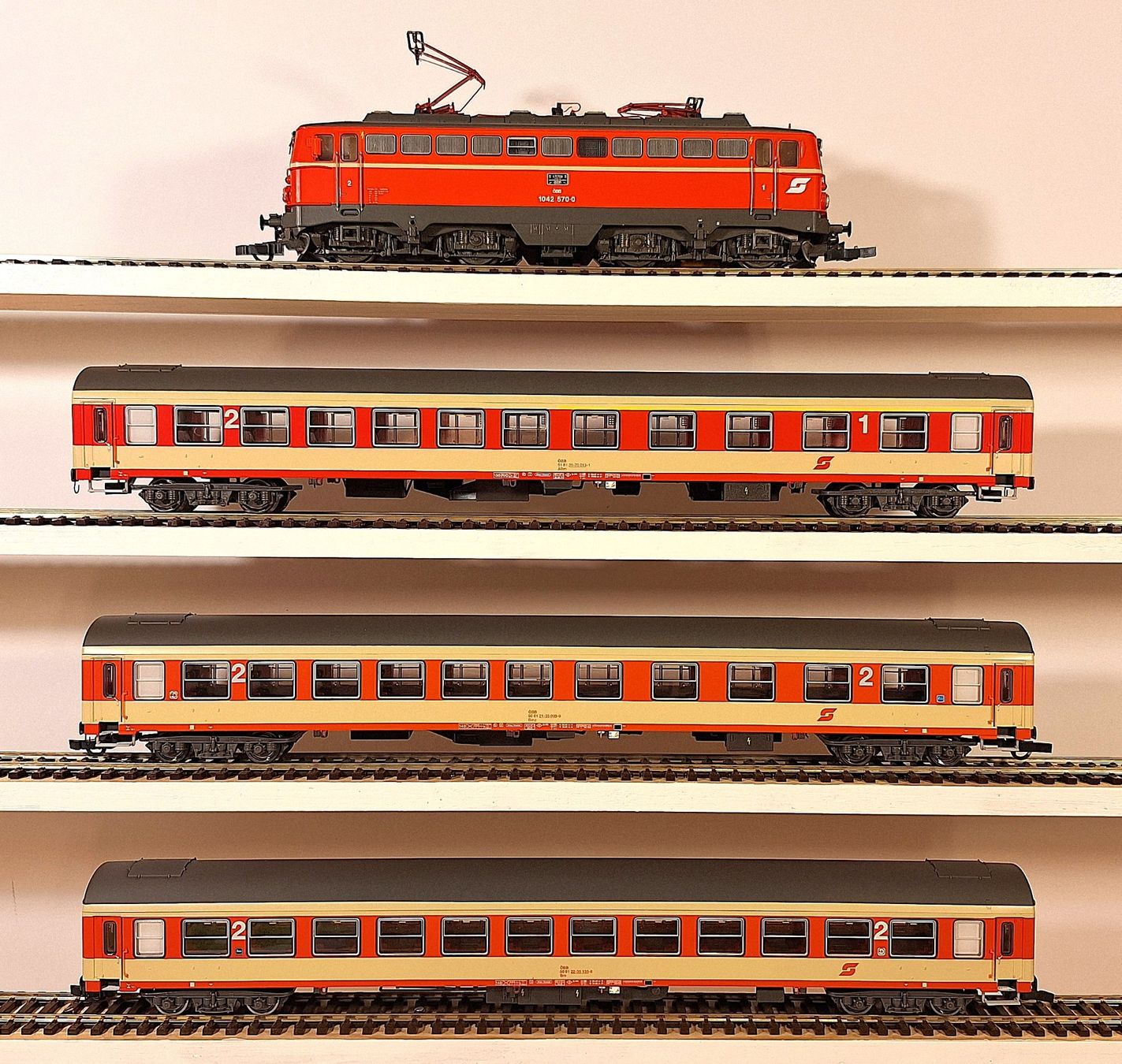 Roco Modellini di ferrovie: ÖBB 1042 mit Abteilwagen – Usato da Bern venduto da BahnliebhaberRe420 1