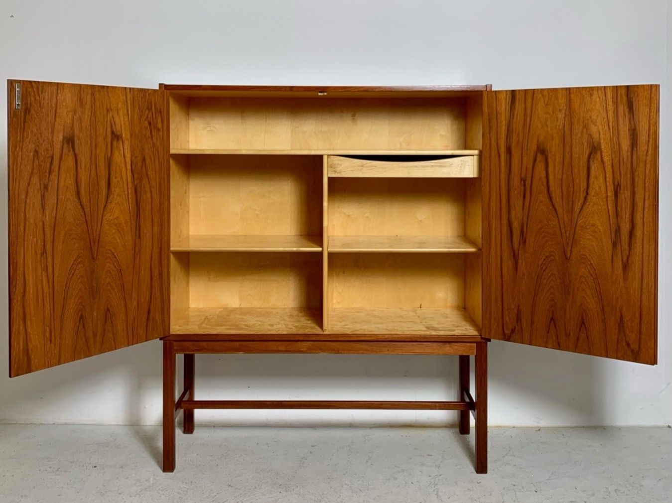 Armadi: MidCentury Teak Barschrank Nils Johnsson 60s – Usato da Basel venduto da MidMod20C 6