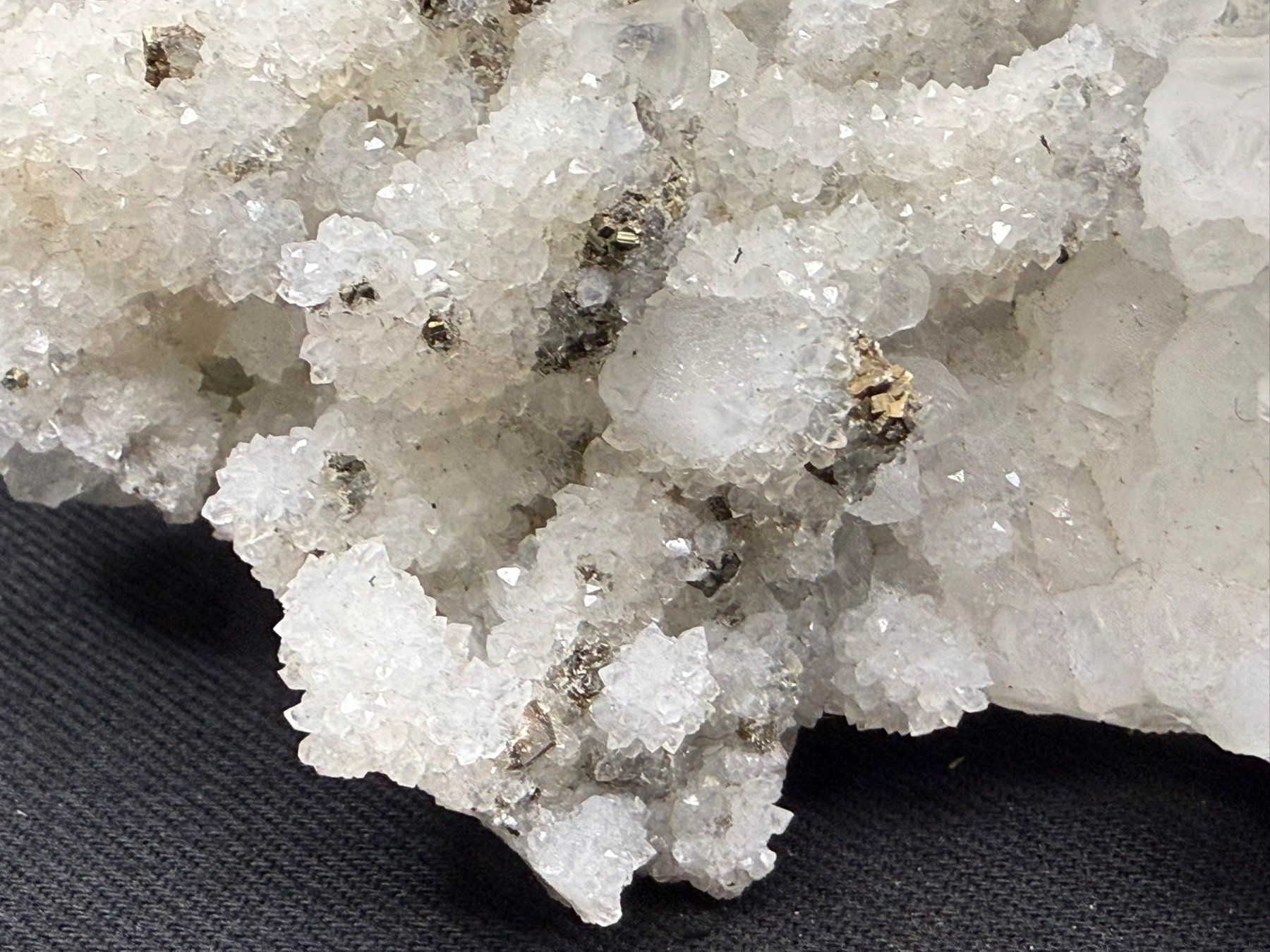 Minéraux & Lithothérapie: Pyrit auf Multigenerationen-Quarz – D'occasion à Schinznach Bad par Demerald 3