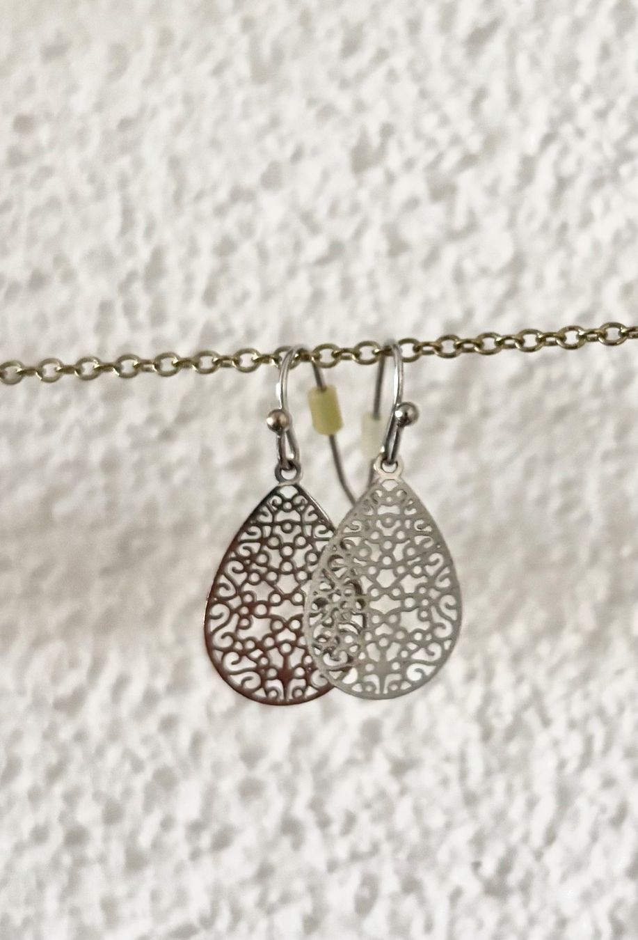 Orecchini pendenti & Orecchini a lobo: Silberfarbene Ohrringe mit filigranem Muster, Modeschmuck – Usato da Glattpark(Opfikon) venduto da Mrs.R0bins0n