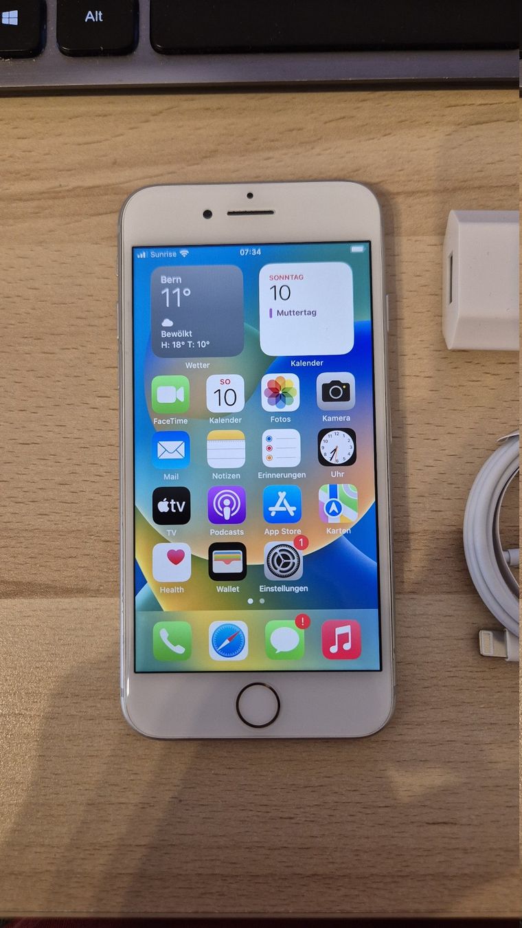 Apple Handys / Smartphones: iPhone 8 256GB Silver 3008 mit neuem Akku – Gebraucht aus Münchenbuchsee von MV_Solutions 1