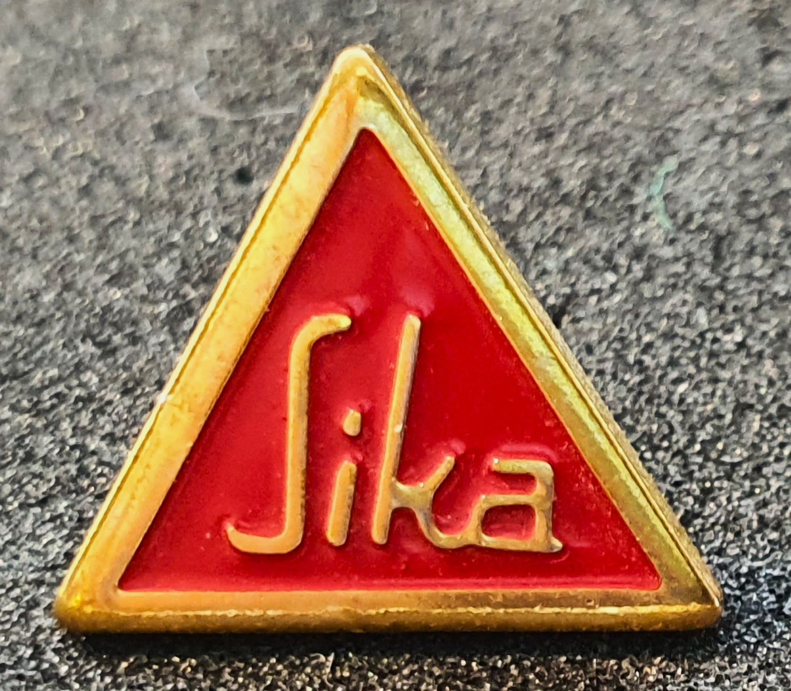Placchette & Badge: S932 - Pin Sika Logo – Usato da Reinach BL venduto da Boston-Verkauf