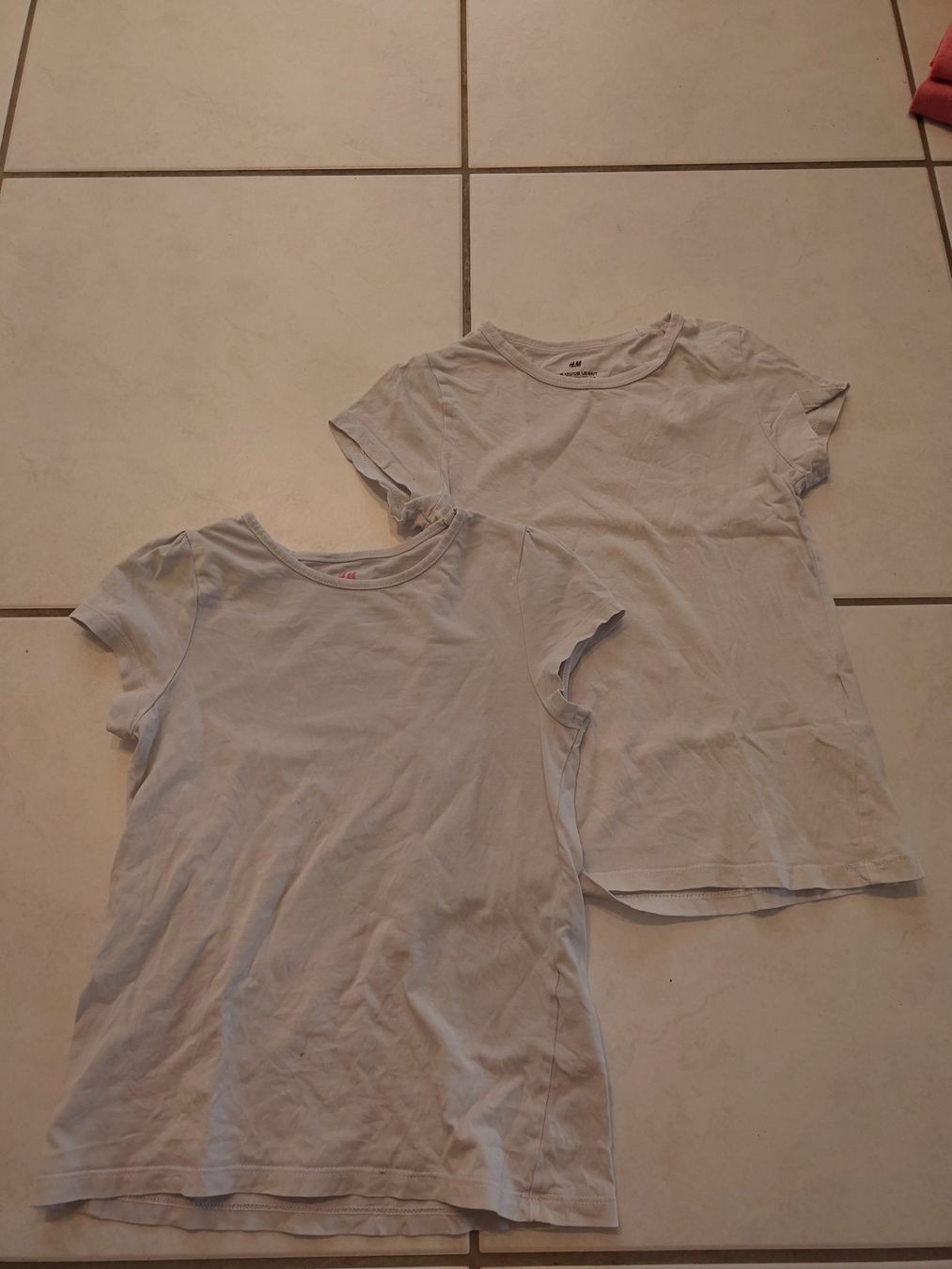 H&M Camicette, T-shirt & Top: 2x Kurzarm-Shirt 122/128 – Usato da Neerach venduto da stens
