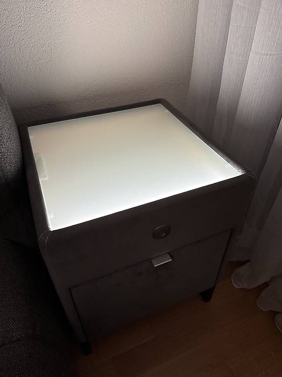 Nachttische: 2 elegante Nachttische mit Glasplatte – Gebraucht aus Suhr von Norio3 1