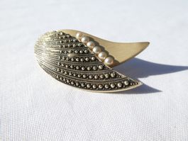 Edle goldfarbene Vintage-Brosche mit kleinen Perlen