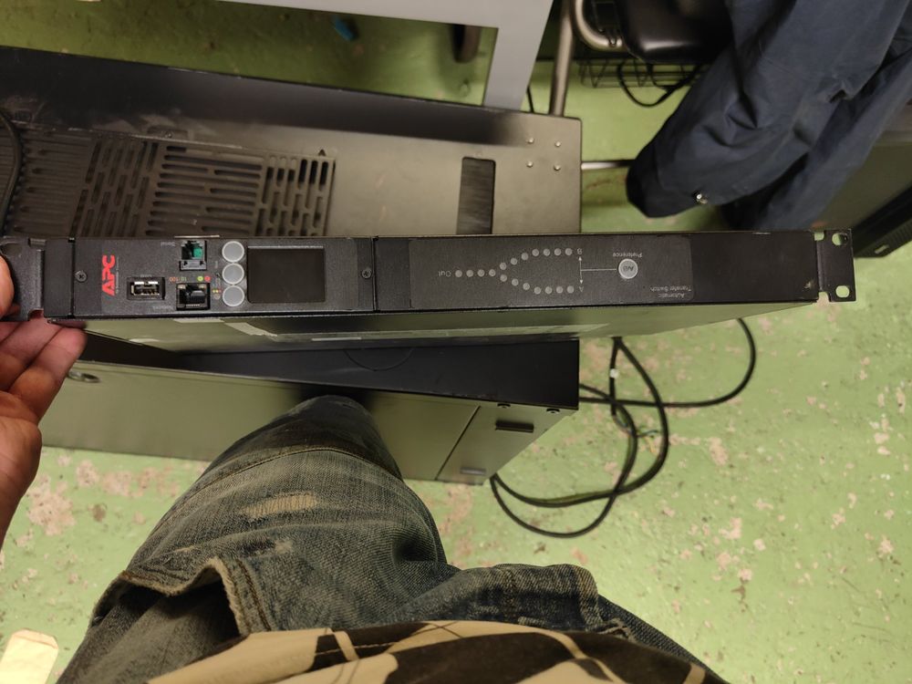 Komplette APC USV / UPS inkl. Rack (Gebraucht) in Rorschach für CHF 395 ...