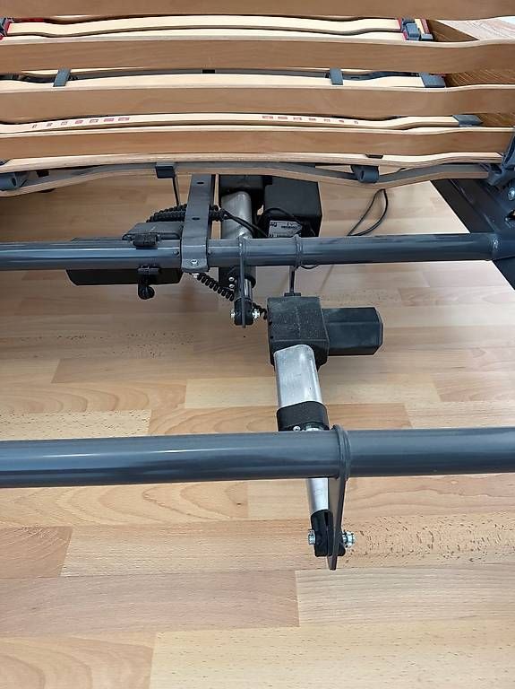 Letti: Elektrisch Lattenrost mit Matratze – Usato da Benken ZH venduto da mar_5d2w 2