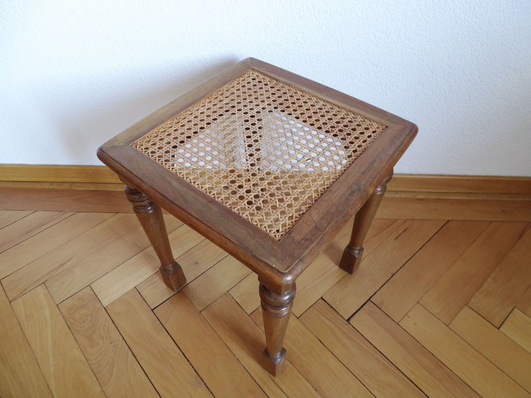 Sgabelli: Vintage Holz-Hocker mit Rattan-Geflecht – Usato da Solothurn venduto da hli_n69n 2