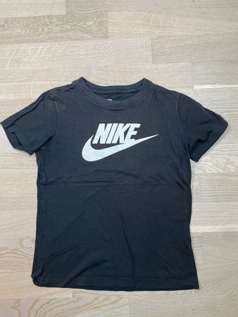 Nike T-Shirt (Grösse 137/146)