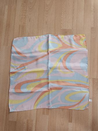 Foulard carré satiné multicolore motif abstrait 