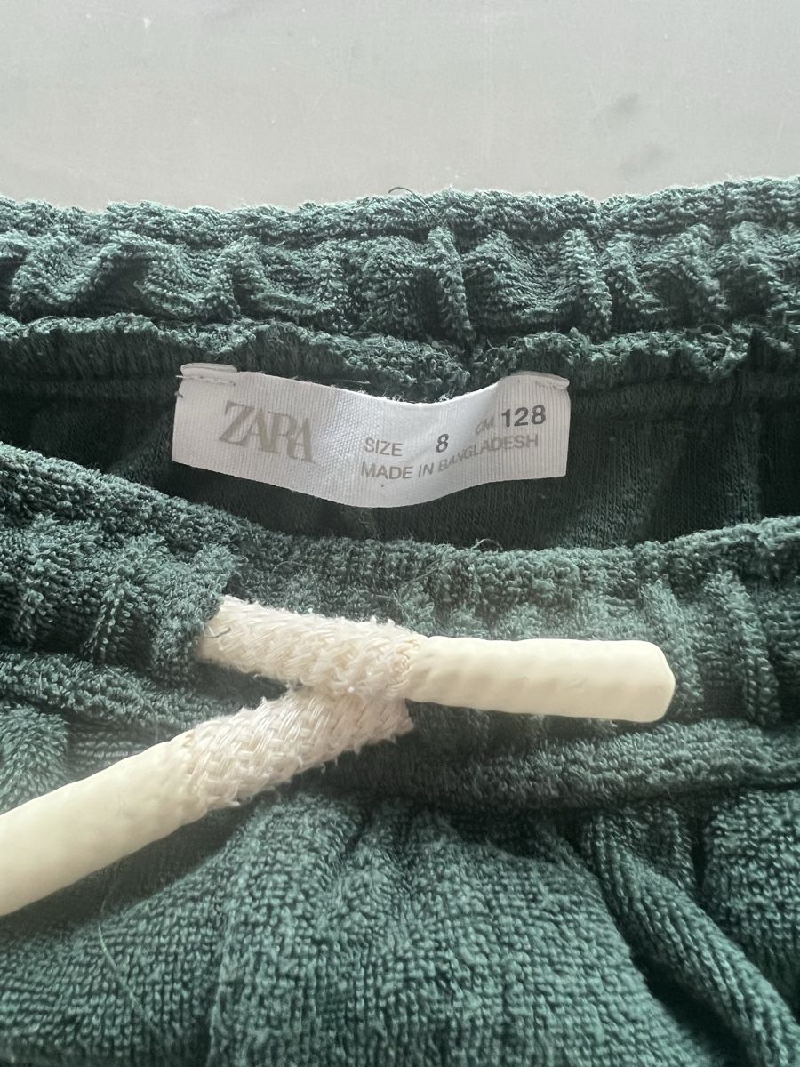 Zara Pantaloni: Short éponge vert Zara taille 8 ans, 128cm – Usato da Zug venduto da ama_fgg6 1