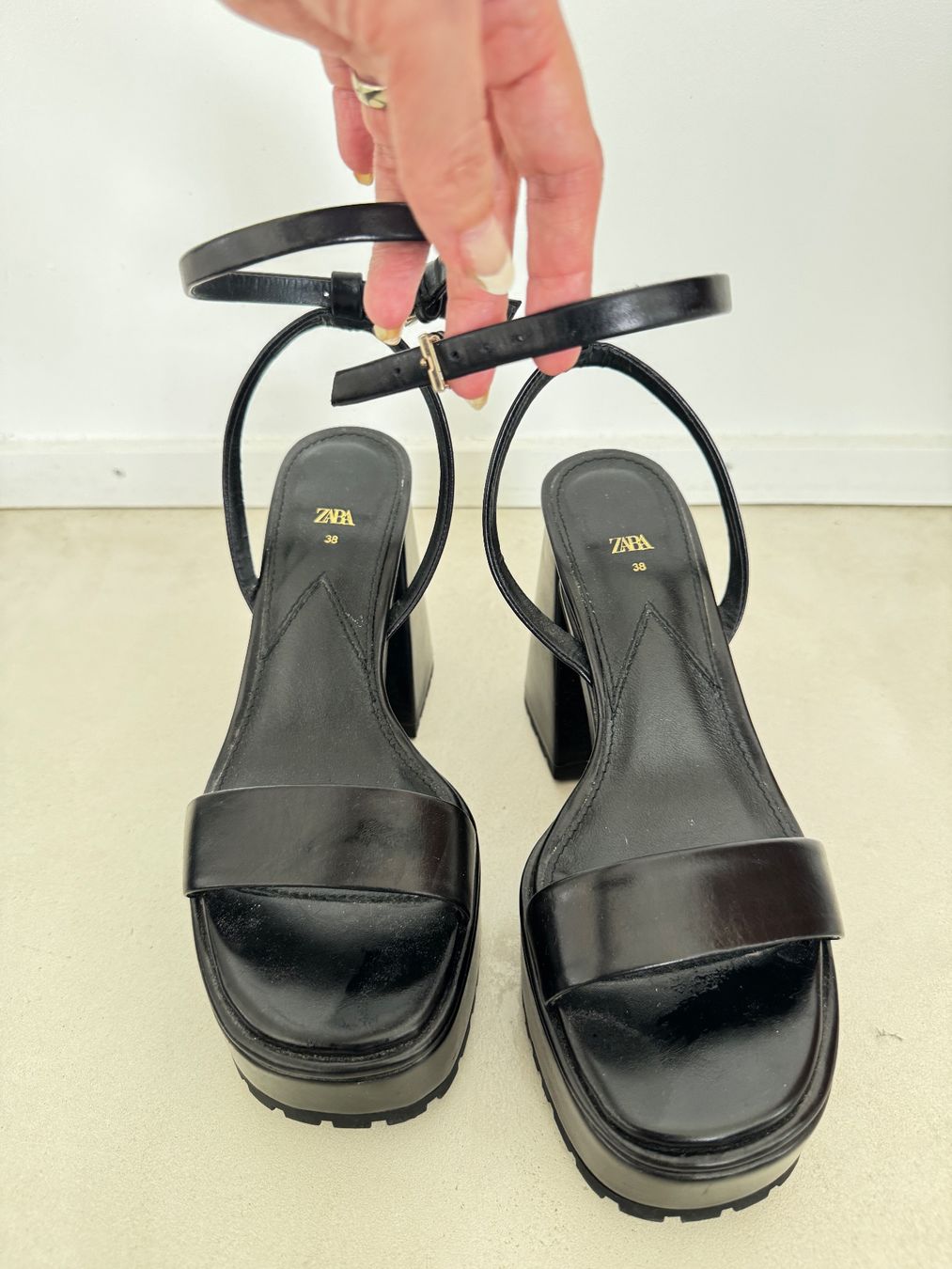 Zara Damenschuhe: Mules 70s à talons compensés noires – Gebraucht aus giffers von sev_c9x9 1