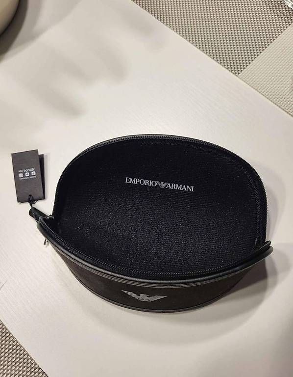 Autres vêtements & accessoires: Neu Armani Brillenetui – Neuf (Voir description) à Suhr par lul_87gh 4