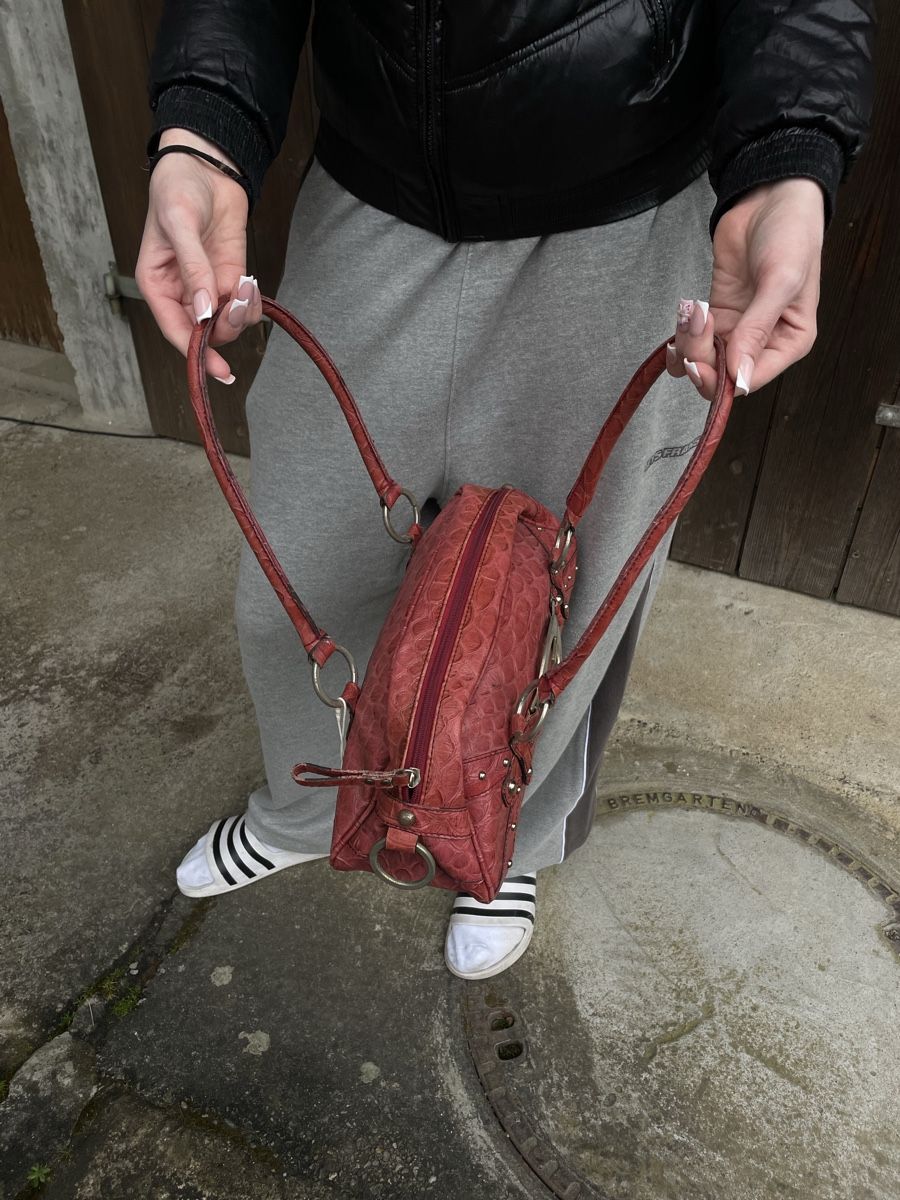 Guess Borse da donna: Guess Handtasche, Kroko-Optik, rot – Usato da Eggenwil venduto da CNSRVINTAGE 5