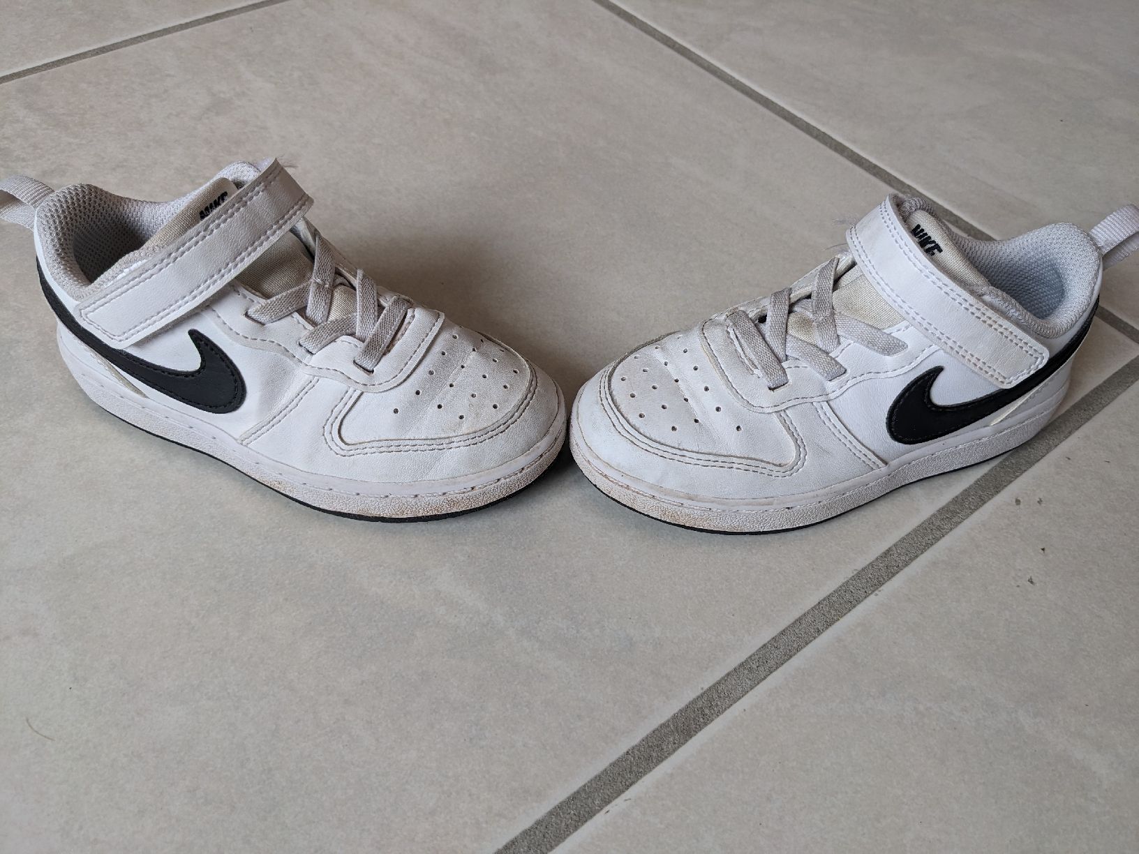 Scarpe per ragazzi: Weisse Nike Kinderschuhe, Grösse 26 – Usato da Wald ZH venduto da andy_ch01 1