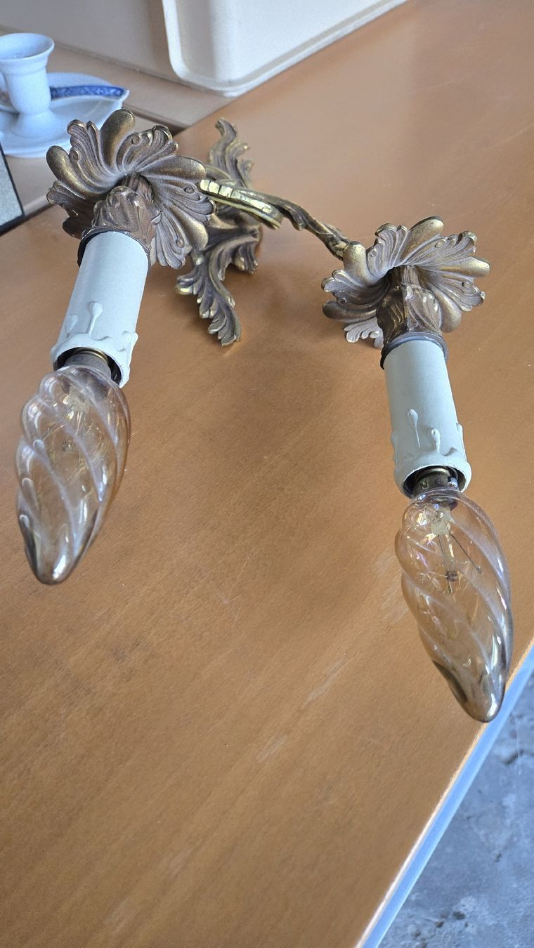 Lampade: Antike Wandleuchte aus Messing, 2-flammig – Usato da Uzwil venduto da BrokiFloh 4