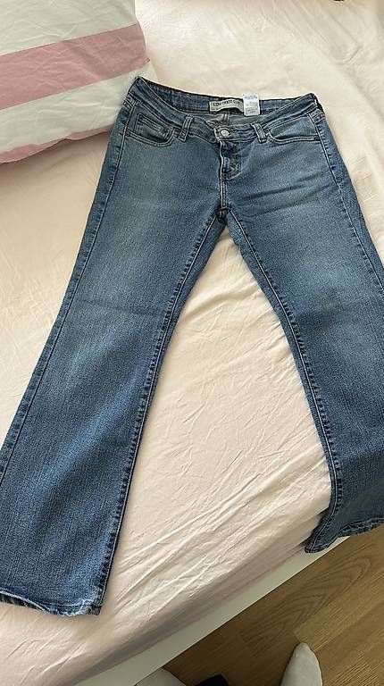 Jeans: Levis Jeans Bootcut – Usato da Basel venduto da jane_2h95 1