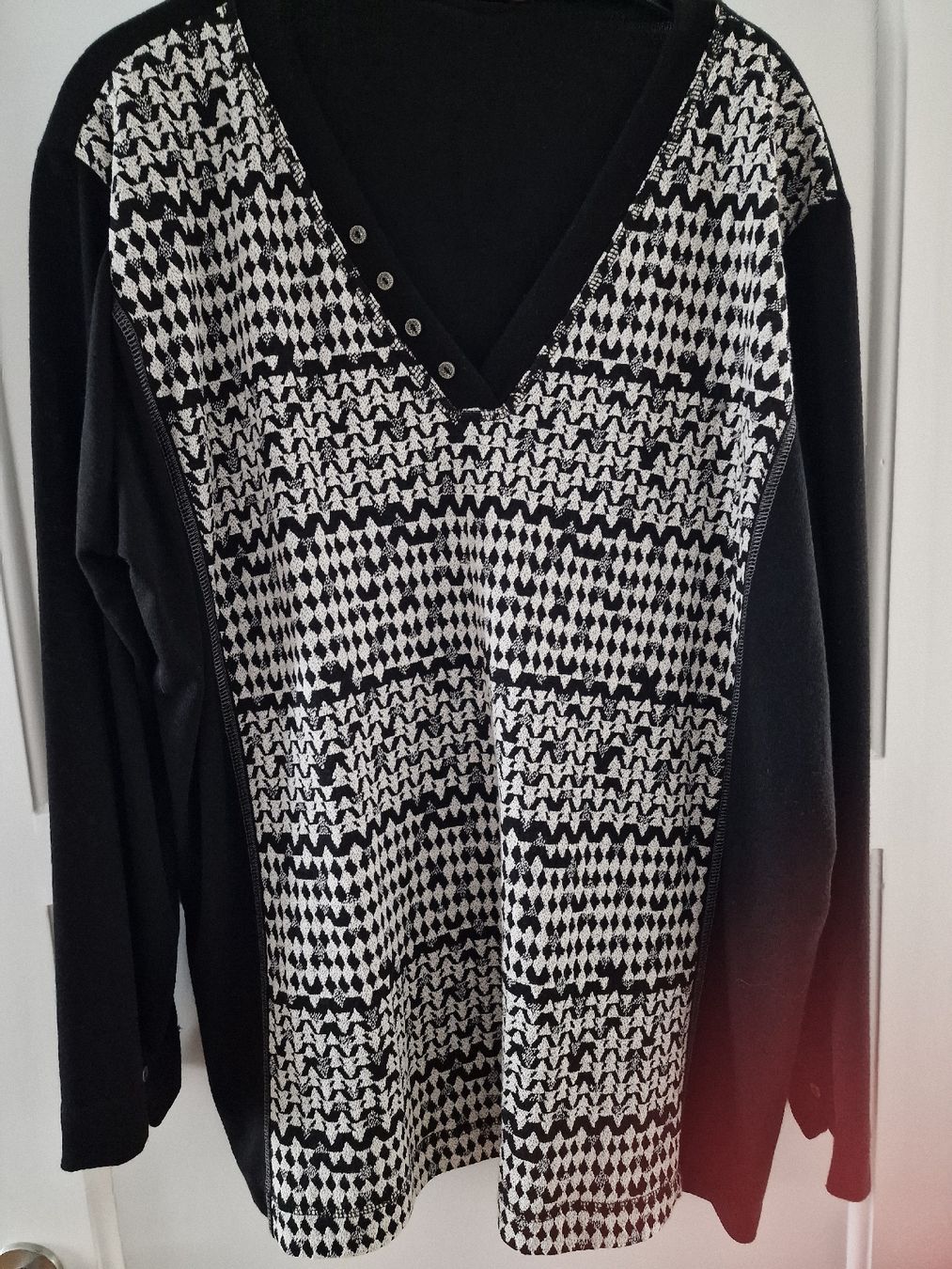 Pulls & Sweat-shirts: Schwarzer Langarm-Pullover mit Muster, neuwertig, Grössi 46 – Neuf (Voir description) à Ottenbach par Claurin