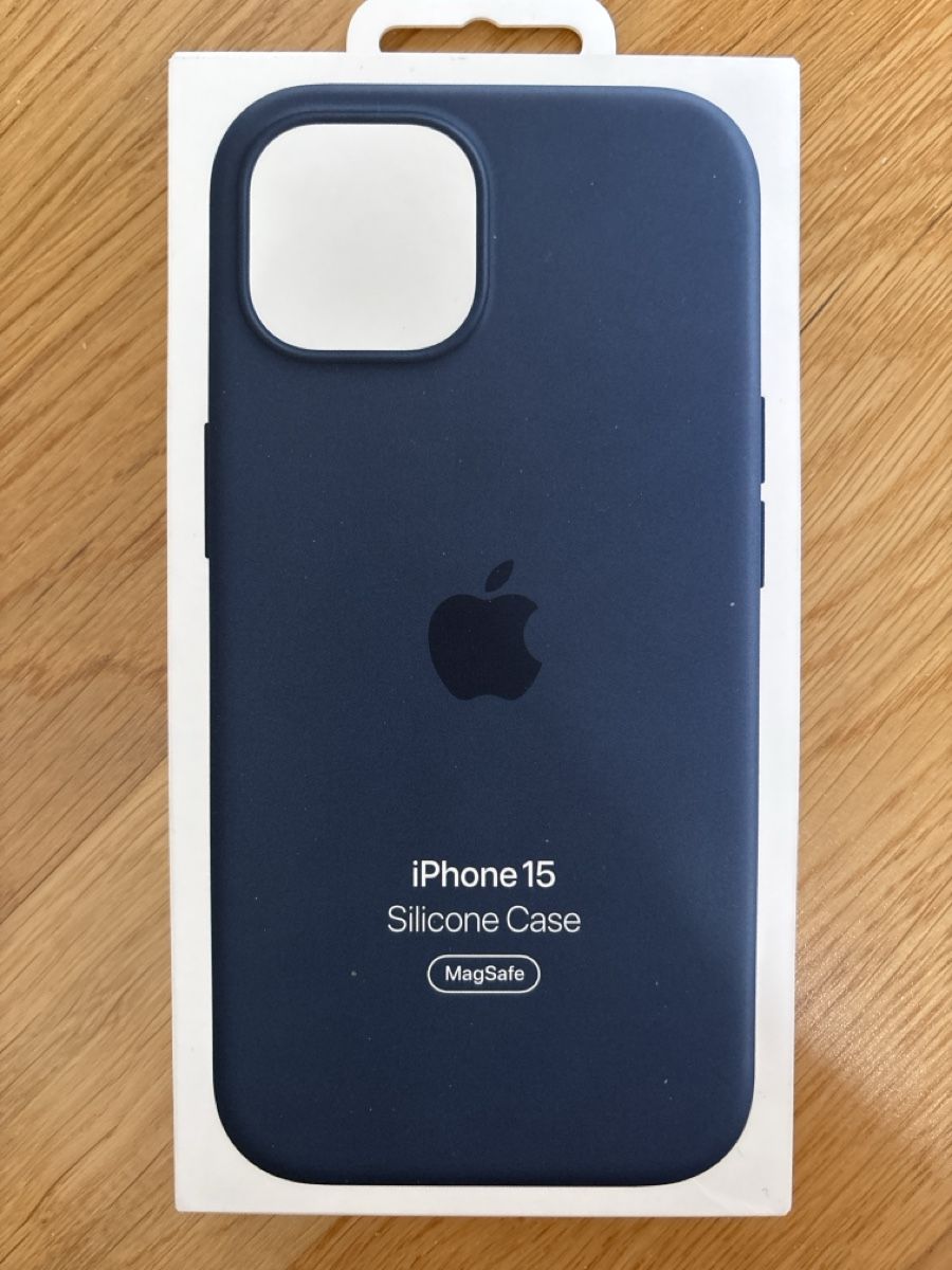 Apple Covers & Schutzfolien: Iphone 15 Silicone Case – Neu und originalverpackt aus Gerzensee von Bluebouquet