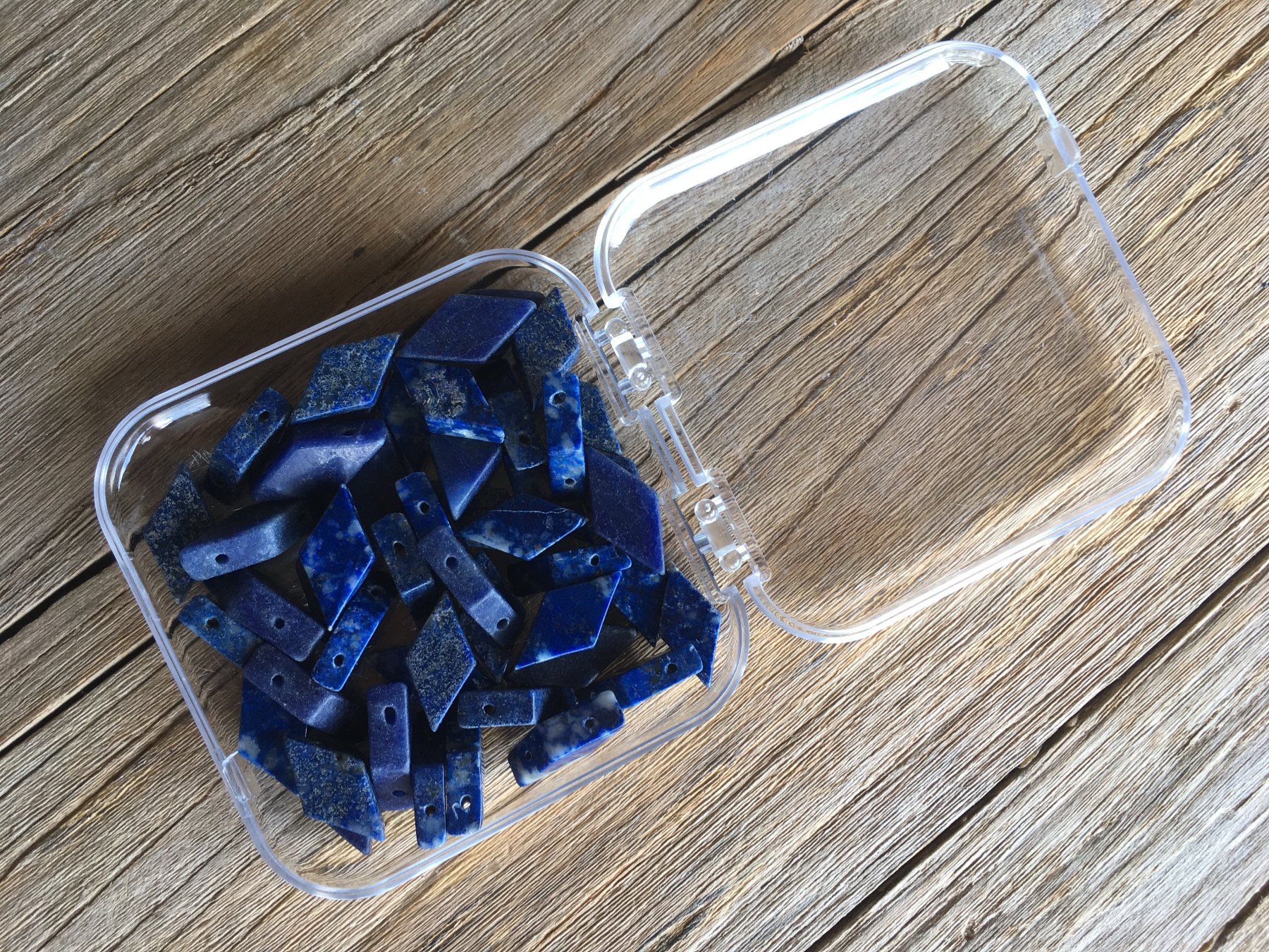 Mineralien & Heilsteine: SODALITH / LAPISLAZULI  KETTENSTEINE  GEBOHRT – Neu und originalverpackt aus Aesch ZH von LiquidAktion 2