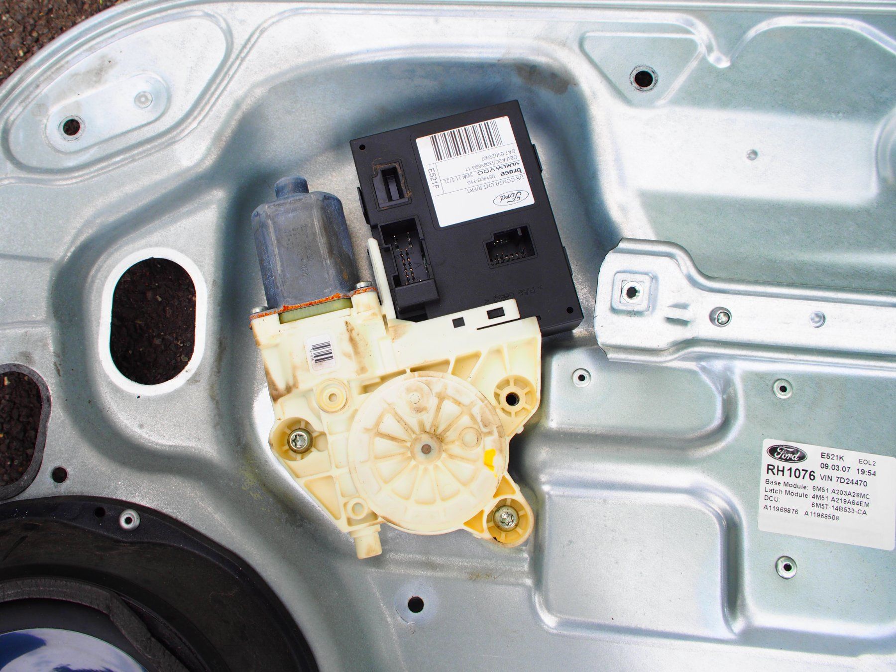 Ford Tutti pezzi di ricambio auto: Lève vitre Ford Focus 2007 et autres – Usato da Meyrin venduto da SRkaem 1