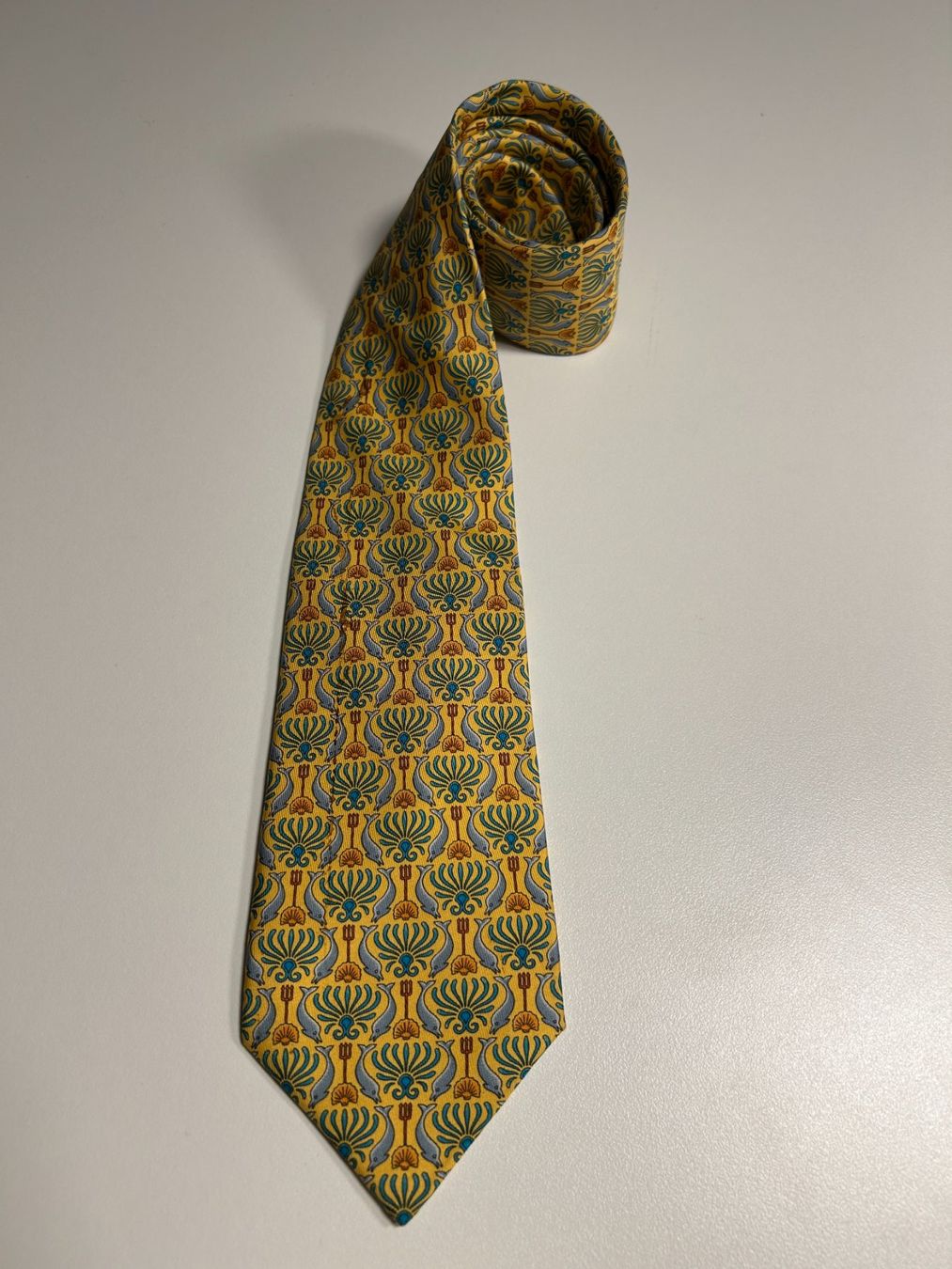 Hermès Cravatte: Hermès Delphin Krawatte – Nuovo (secondo la descrizione) da Bern venduto da kurtikobolt74 1