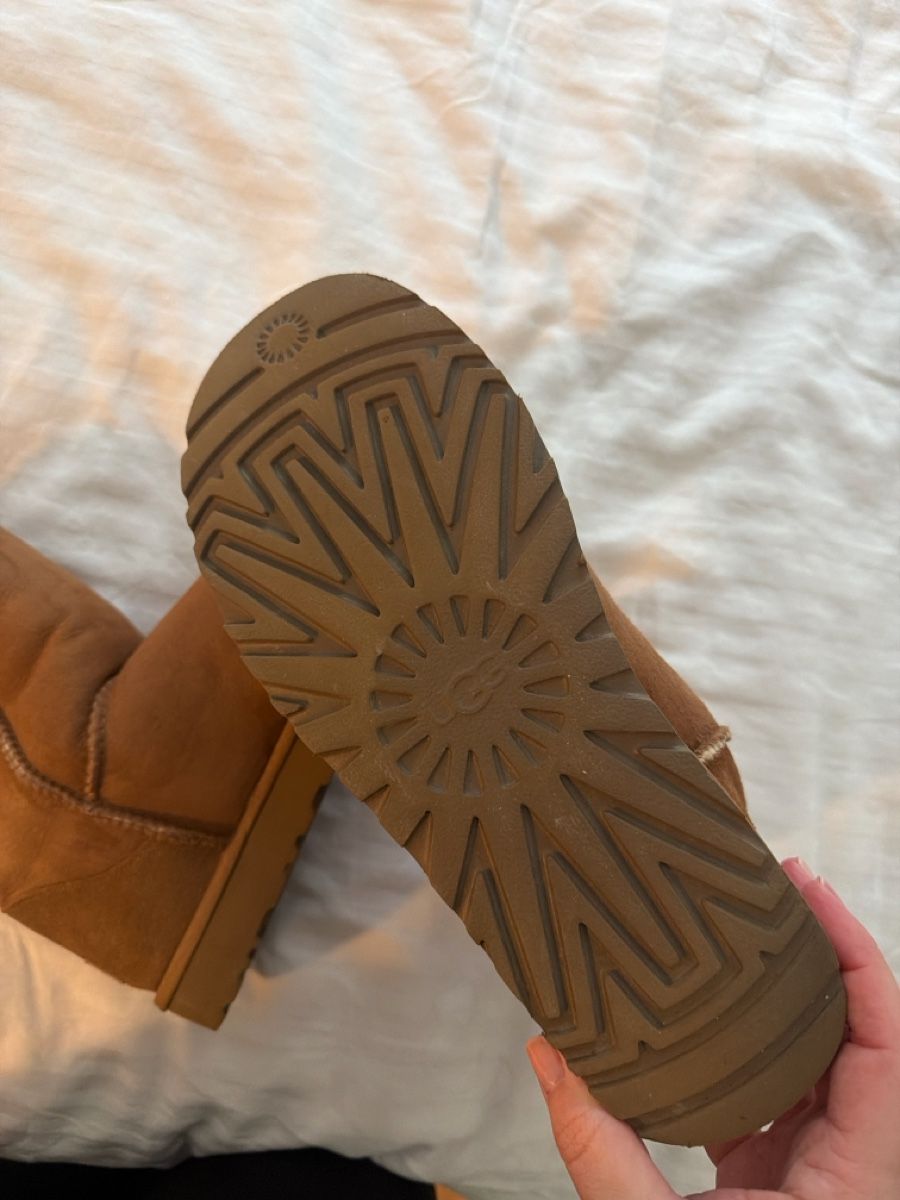 Ugg Scarpe da uomo: Bottines UGG classiques marron, taille 40 parfait état – Usato da Vernayaz venduto da cla_cj7n 1