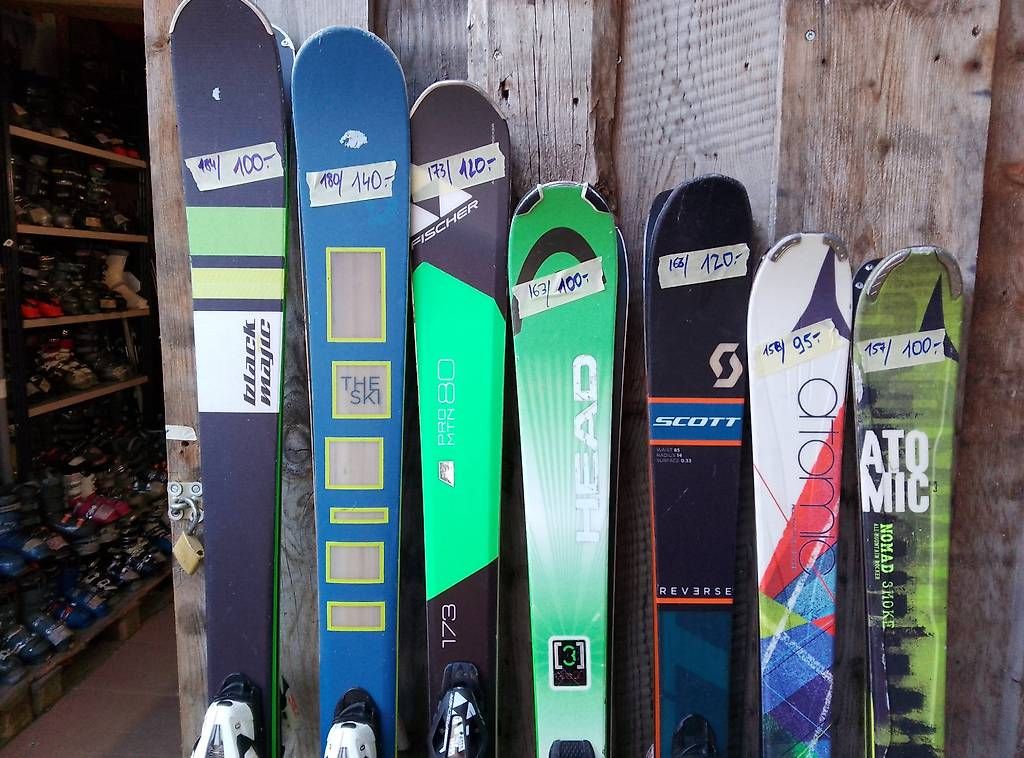 Casques: Skis, chaussures, bâtons, casques, lunettes... – D'occasion à Leysin par Liquidation-404 4