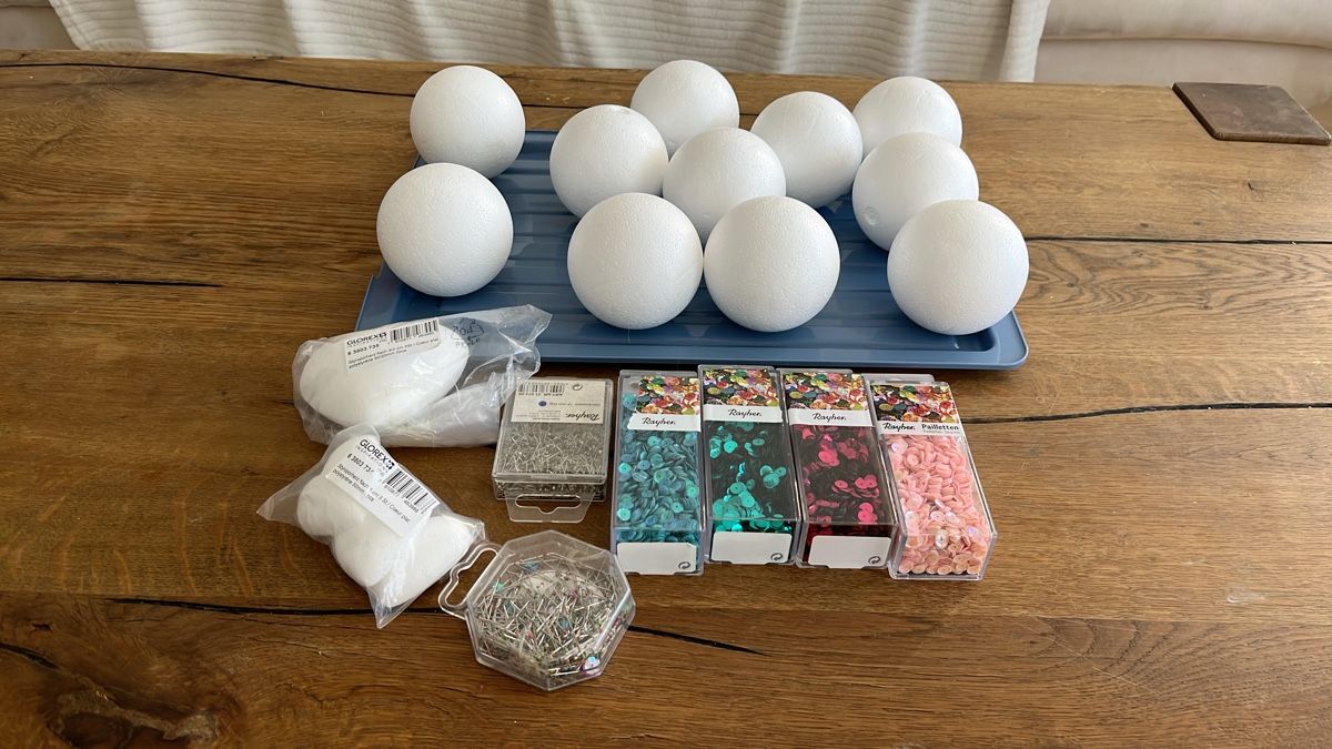 Kit bricolage: Bastelset :Styroporkugeln & Pailletten – Usato da Uster venduto da Kannabie