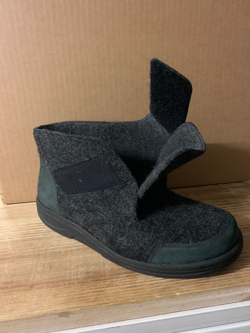 Scarpe da uomo: Ströber Bequemschuh Hausschuh Herren,  Anthrazit, Gr. 7 1/2 – Nuovo e nell'imballaggio originale da St. Gallen venduto da Miousch