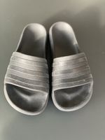 Schwarze Adidas Adilette Badeschuhe - Grösse 34. Gebraucht 