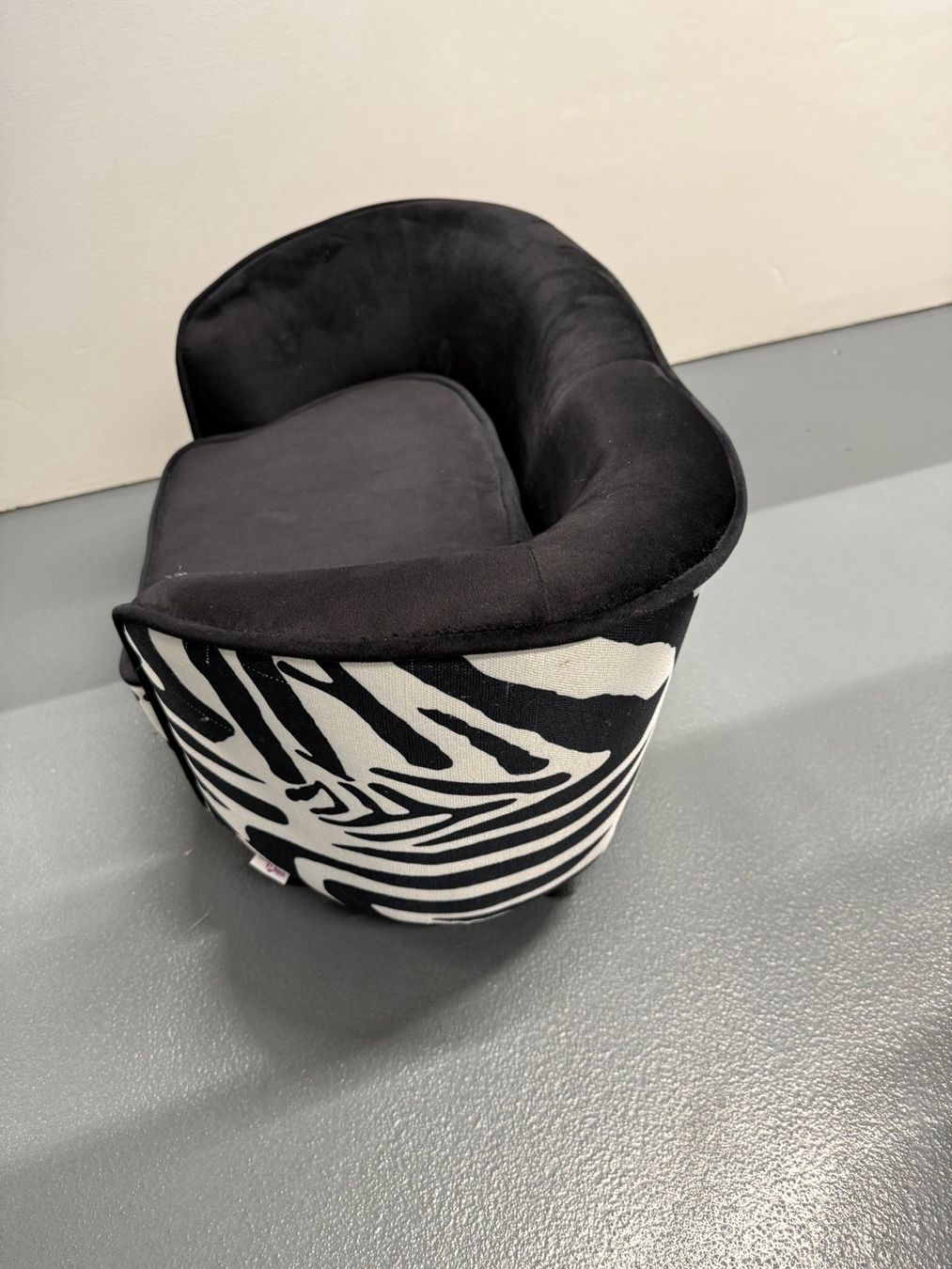 Cucce & Letti: Hunde/Büsi-Sofa im stylischen Zebra-Look – Usato da Leimbach AG venduto da SheAmelie 4