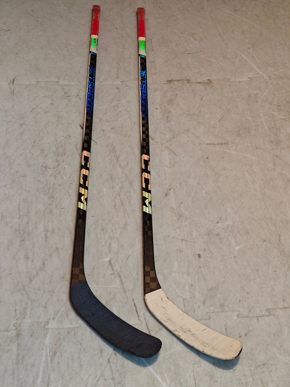 Ccm Bastoni & Pale: 2x CCM Jetspeed Massstöcke, 70 Flex, P90TM Bogen, links – Usato da Pfaffhausen venduto da seppentony